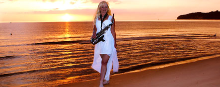 Live Saxophon-Show am Meer