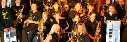 Saxophonistin gibt Saxophonworkshop für Saxophon-Ensemble und Orchester