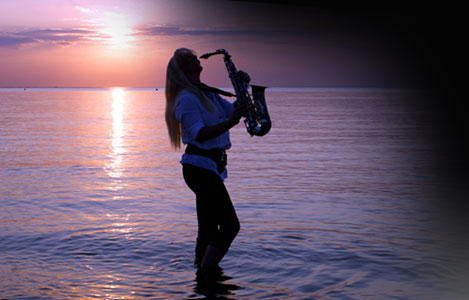 Saxophonistin am Meer
