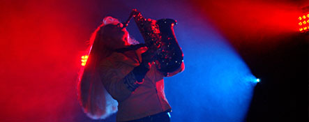 Show-Künstler und Saxophonistin